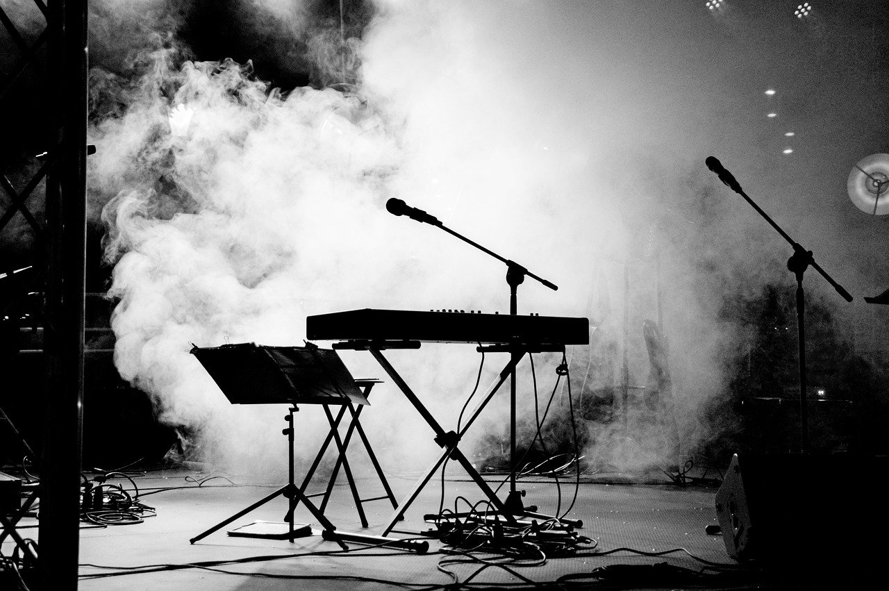 Fog-filled concert stage